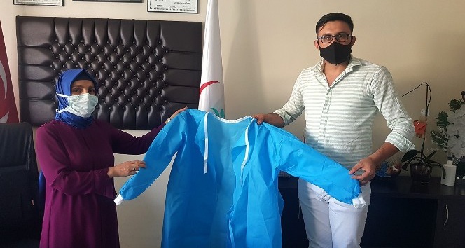 Diplomalı terziden sağlıkçılara cerrahi önlük desteği