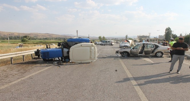 Çankırı’da otomobil ile traktör çarpıştı: 3’ü ağır 8 yaralı