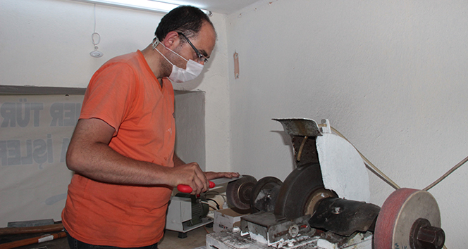 Görme engelli adam 20 yıldır bıçak bileme işi yapıyor