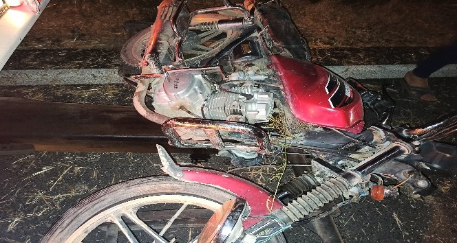 Traktör römorkuna arkadan çarpan motosikletteki 2 kişi yaralandı