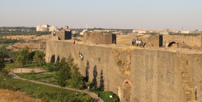 Ne korona virüs ne de yasaklar engel oldu, surlara çıkıp fotoğraf çekme yarışına girdiler