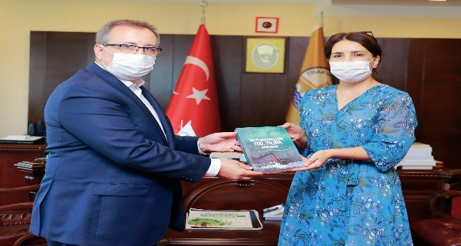 Doç. Dr. Nurten Çetin, Rektör Prof. Dr. Erhan Tabakoğlu’na kitap takdim etti