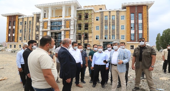 Vali Bilmez, Tuşba Belediyesi hizmet binasında incelemelerde bulundu