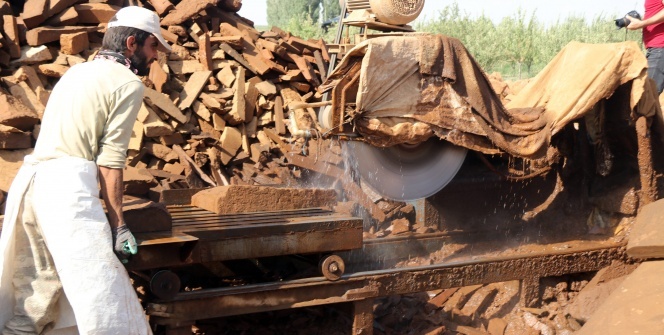 Temmuz sıcağında ekmeklerini taştan çıkartıyorlar