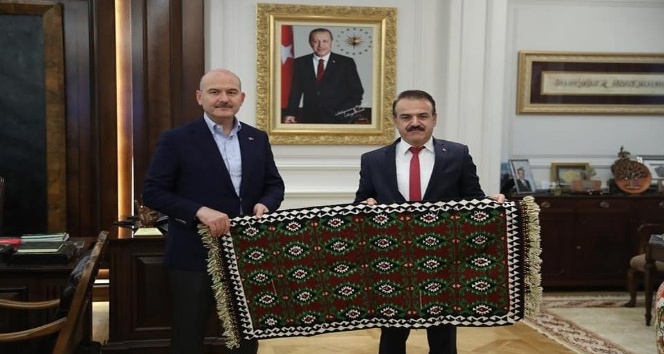 Uludere Belediye Başkanı Ürek, Bakan Soylu’ya el dokumalı kilim hediye etti