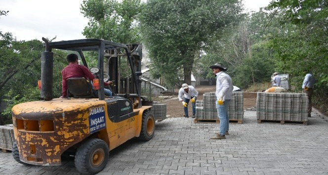 Tatvan Belediyesi kilitli parke yol yapım çalışmalarına devam ediyor