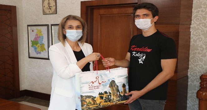 Vali Becel, YKS Türkiye birincisi Özdemir’i kutladı