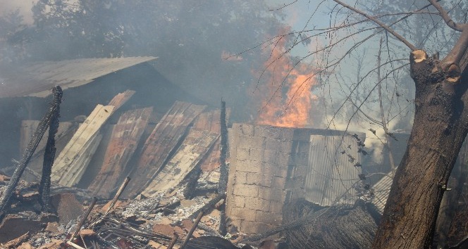 Samanlıkta başlayan yangın 3 katlı evi kül etti