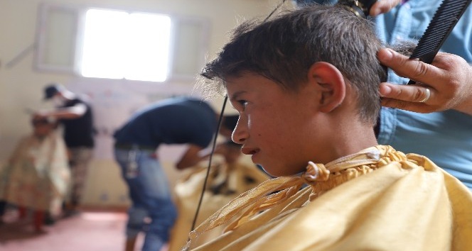 Suriyeli çocuklara bayram tıraşı