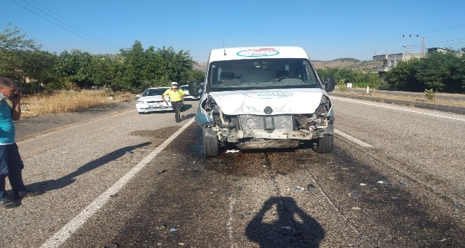 Traktöre çarpan minibüs sürücüsü yaralandı