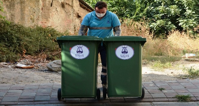 Efeler’de bayram öncesi çöp konteynerleri yenilendi
