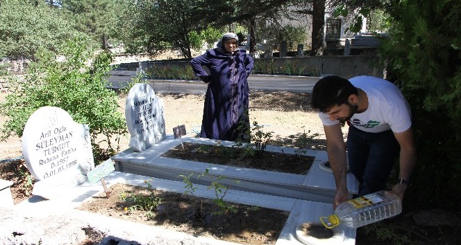 Elazığ’da mezarlıklarda ziyaretçi yoğunluğu