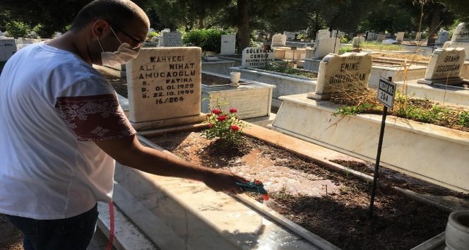 Aydın’da mezarlıklarda ziyaretçi yoğunluğu