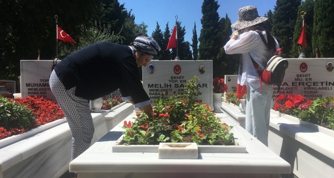 Edirnekapı Şehitliği’nde buruk bayram arifesi