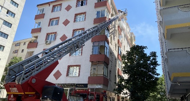 Kadıköy’de yangından bir bebek bir yaşlı vatandaş son anda kurtarıldı