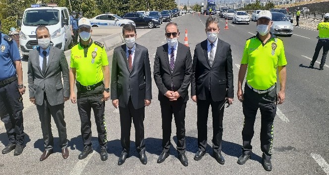 Ankara Valisi Şahin trafik denetiminde vatandaşlara maske verdi