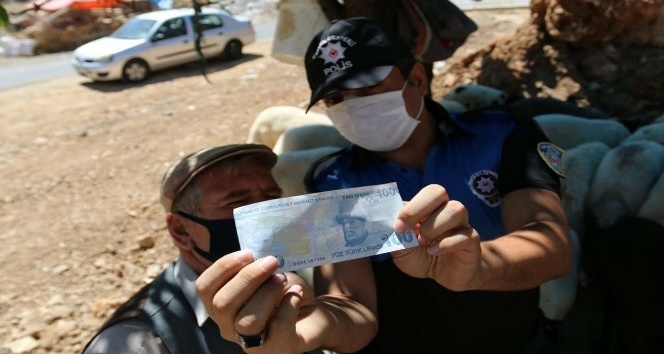Mardin’de  polis ekipleri kurbanlık satıcılarını sahte para konusunda bilgilendirdi