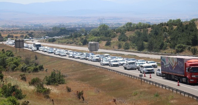 Bolu’da tatilcileri taşıyan araçlar trafiği durma noktasına getirdi
