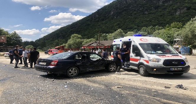 Karabük’te iki otomobil çarpıştı: 3’ü çocuk 6 yaralı