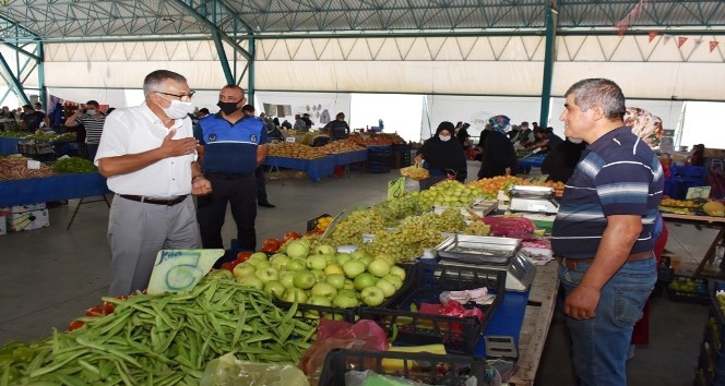 Başkan Bozkurt kapalı pazar yerinde esnaf ve vatandaşla bayramlaştı
