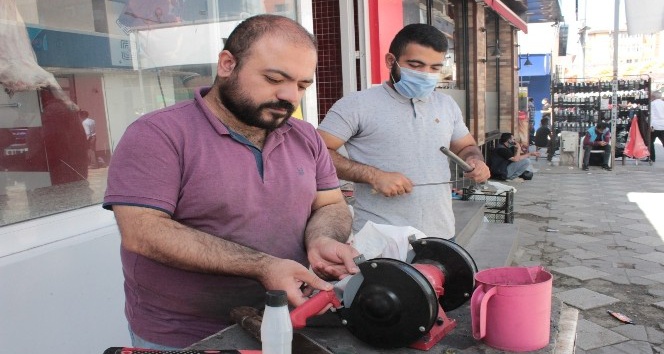 Kurban Bayramı’na son bir gün kala bıçak bileme ustaları yoğun mesai yapıyor