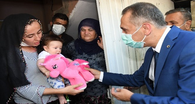 Vali Mahmut Çuhadar ve il protokolünden şehit ailelerine bayram ziyareti