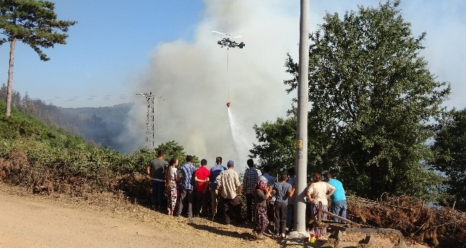 Köylüler yangın söndürme çalışmalarını üzüntüyle izliyor