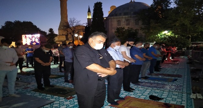 Ayasofya’da bayram sabahında sabah namazı kılındı