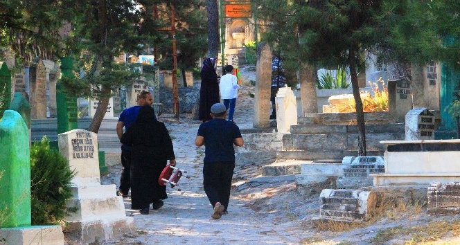 Şanlıurfa’da namaz sonrası vatandaşlar mezarlıklara akın etti