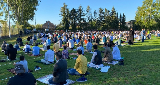 Almanya'da Kurban Bayramı namazı futbol sahasında kılındı