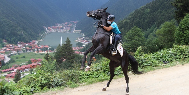 Uzungöl’de onları gören şaşırıyor