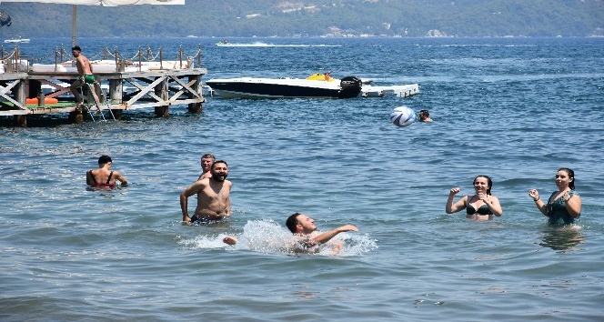 Tatilciler Marmaris plajlarını doldurdu