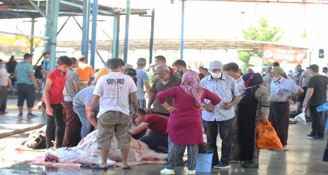 Antalya’da kurbanlar aşırı sıcak ve korona virüs gölgesinde kesildi