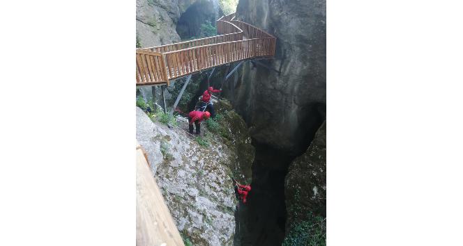 JAK Timi, Horma Kanyonu’na düşen cüzdanı 25 metre iple salınarak aldı