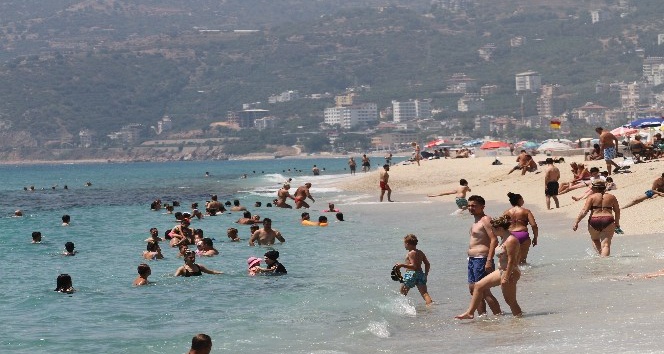 Antalya’da bayramın ilk gününde sahiller doldu taştı