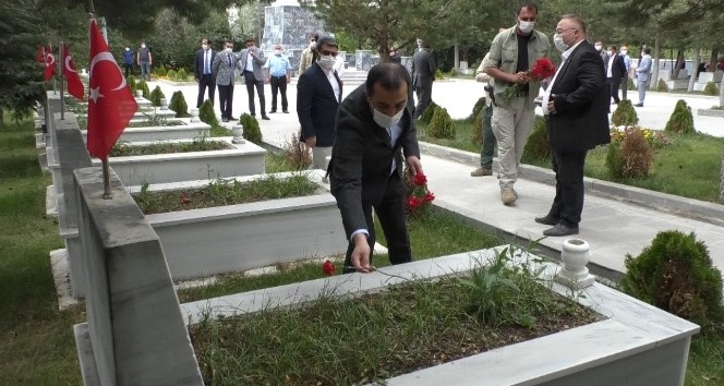 Kars Valisi Türker Öksüz, Şehitliği ziyaret etti