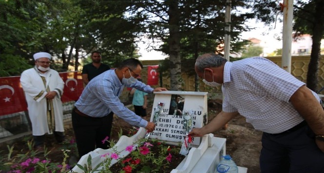 Başkan Arpacı, 1 Ağustos şehitlerine mezar başlarında dua etti