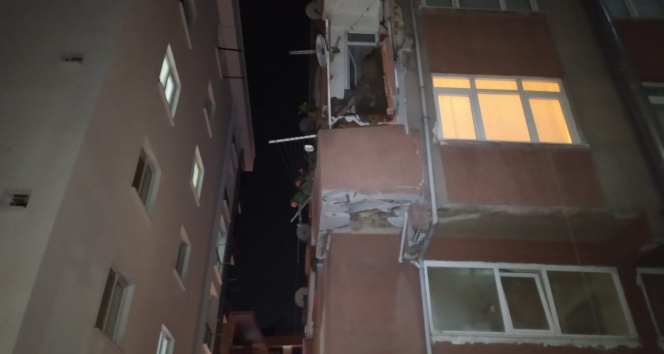 Bahçelievler’de yıkım kararı olan binanın balkonu çöktü: 1 yaralı
