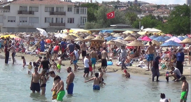 Silivri plajında sosyal mesafe unutuldu