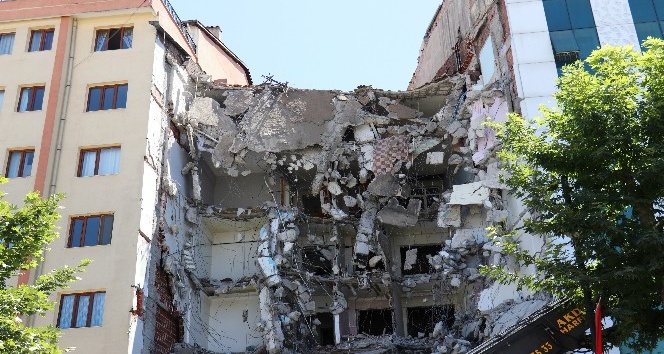 Depremden hasar gören bina yıkılırken yan binada çatlak oluştu, bina tahliye edildi