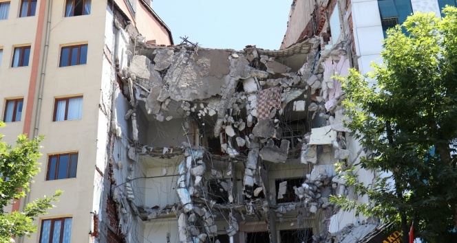 Depremden hasar gören bina yıkılırken yan binada çatlak oluştu, bina tahliye edildi
