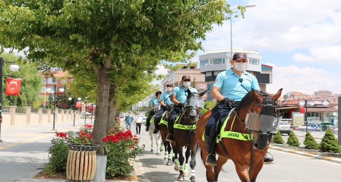 Atlı polisler Yozgat’ta devriye görevinde bulundu