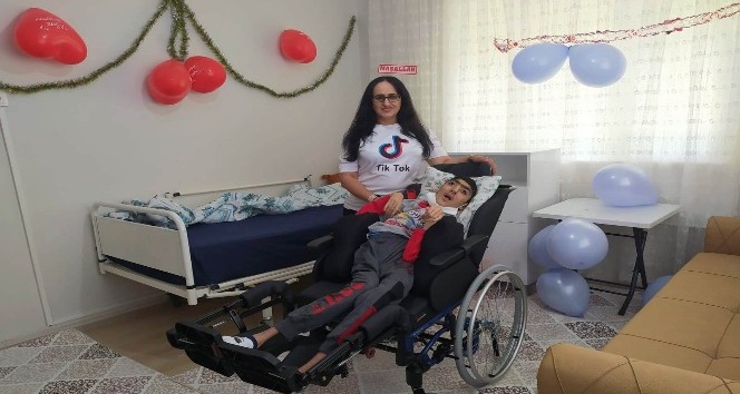Sosyal medyadan kazandığı parayla engelli gencin evini yeniledi
