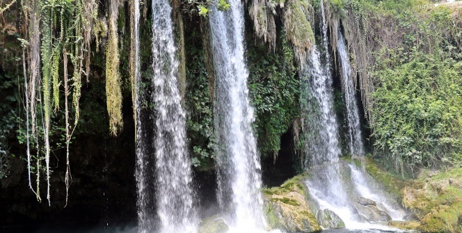 Dünyaca ünlü şelale, bayramda ziyaretçi akınına uğradı
