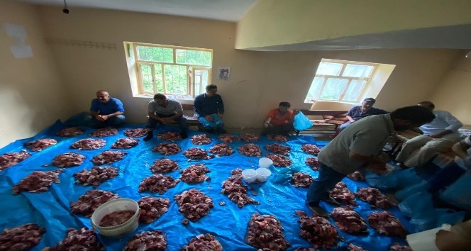 Van’da kurban eti dağıtma geleneği asırlardır sürüyor
