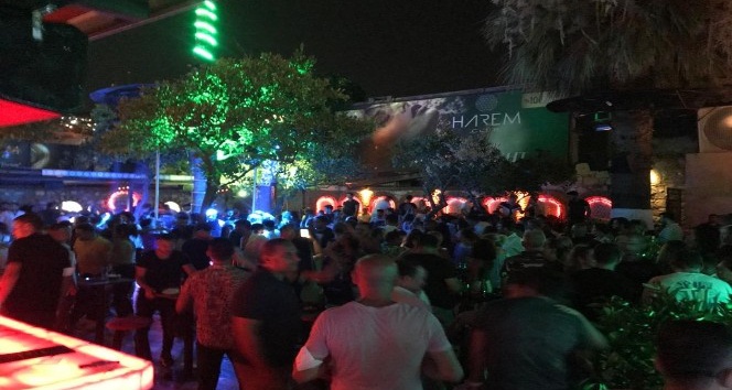 Kuşadası’nda eğlence mekanları doldu taştı