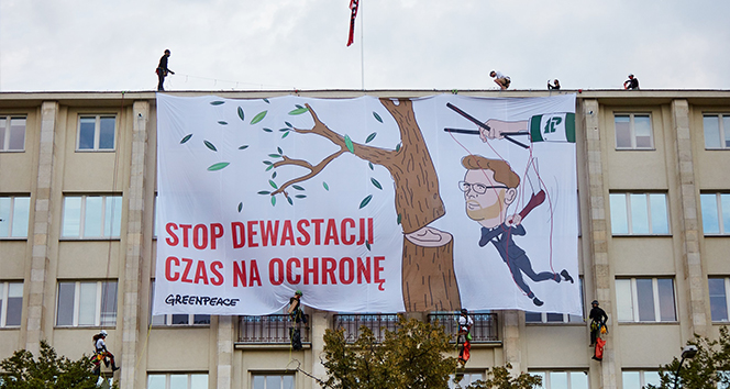 Polonya&#039;da bakanlık çatısında eylem yapan çevreci aktivistlere gözaltı