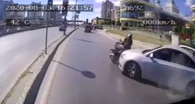 Halk otobüsü motosiklete çarpmamak için refüje çıktı: 2 yaralı