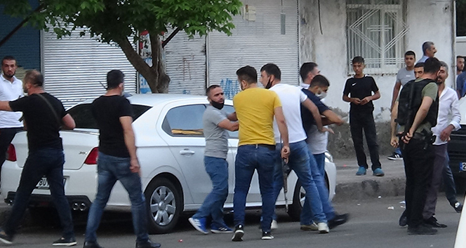 Diyarbakır&#039;da pazar yeri kavgasında silahlar konuştu: 12 yaralı