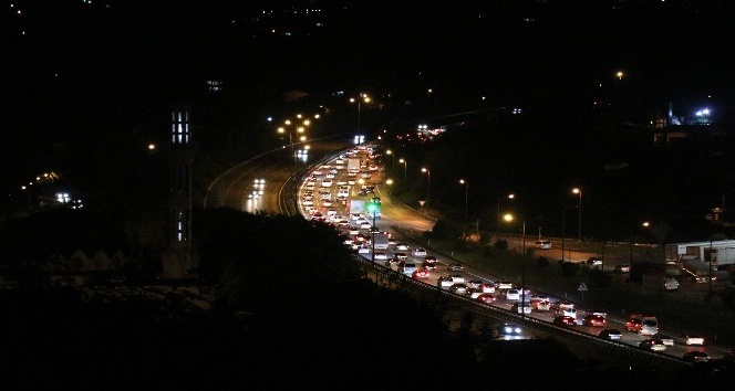 Sakarya TEM’de bayram trafiği gece saatlerinde de devam ediyor